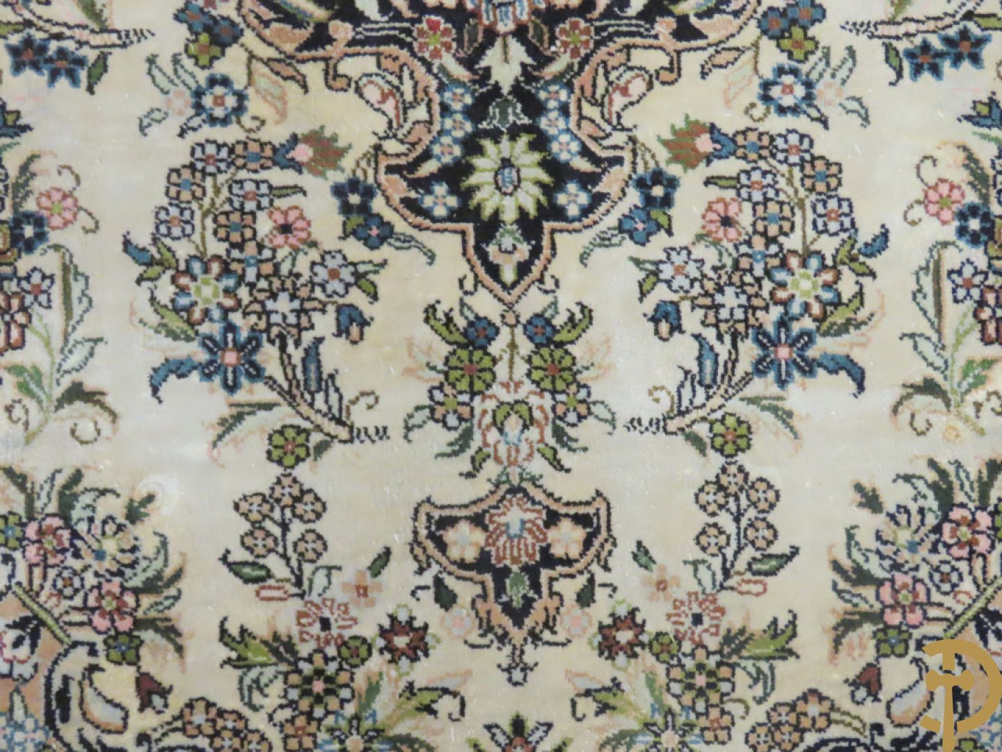 Oosters handgeknoopt tapijt met centraal medaillon, zijde op katoen