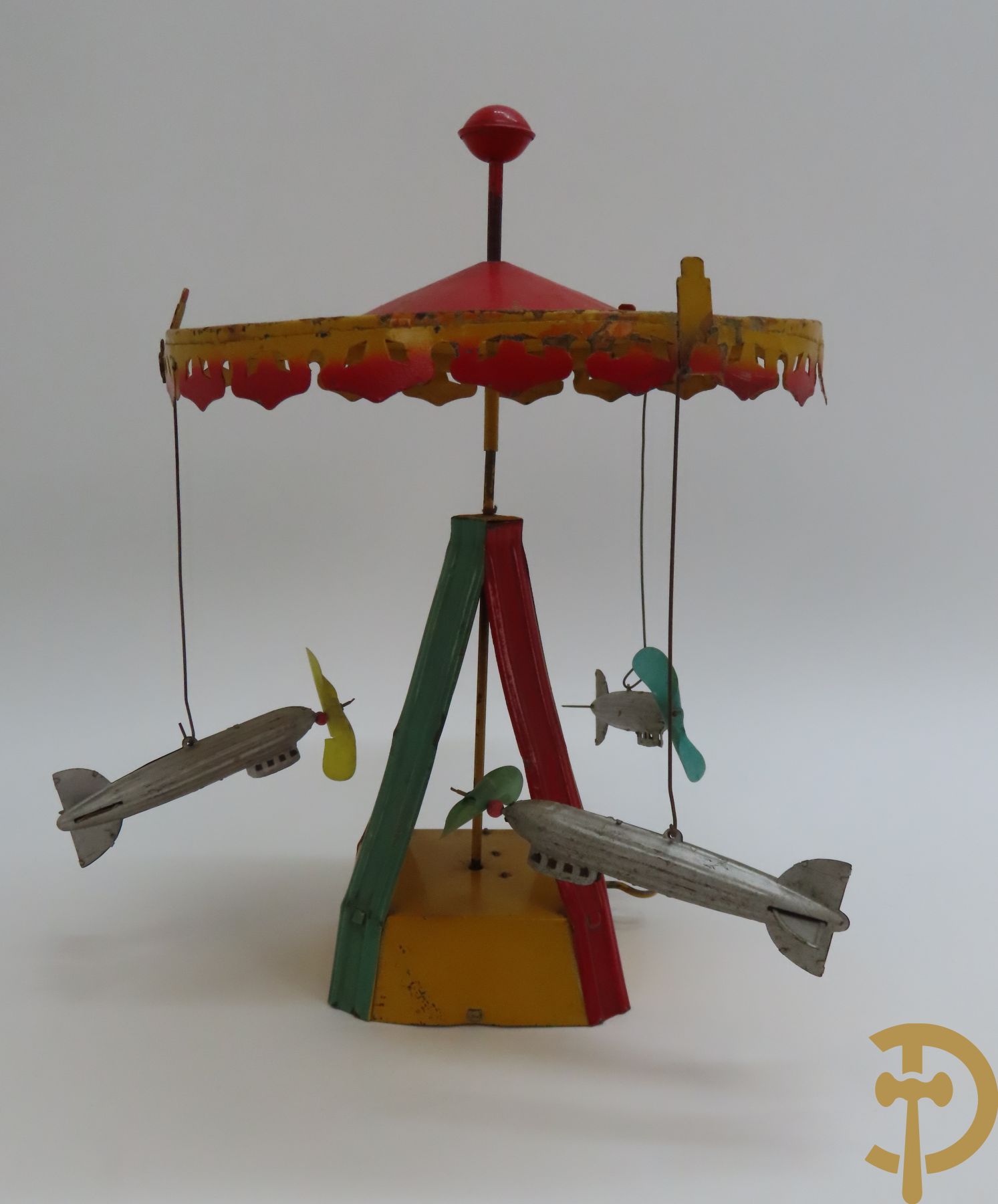 Blikken speelgoed draaimolen met 3 zeppelins, Wilhelm Krauss en draaimolen met 2 vliegertjes, WK