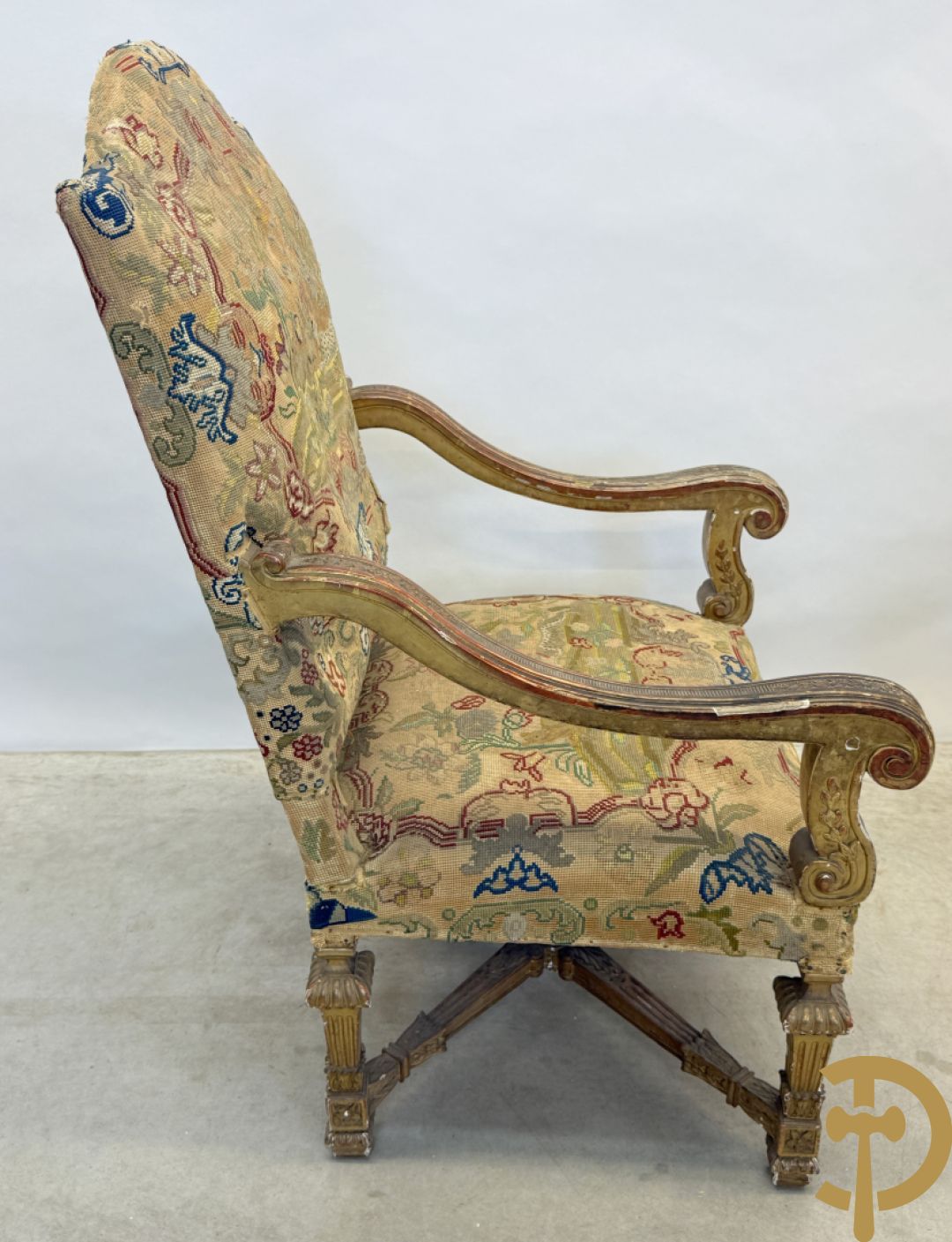 Vier vergulde Louis XIV kasteelarmzetels met geanimeerde scènes in petit points, 19e