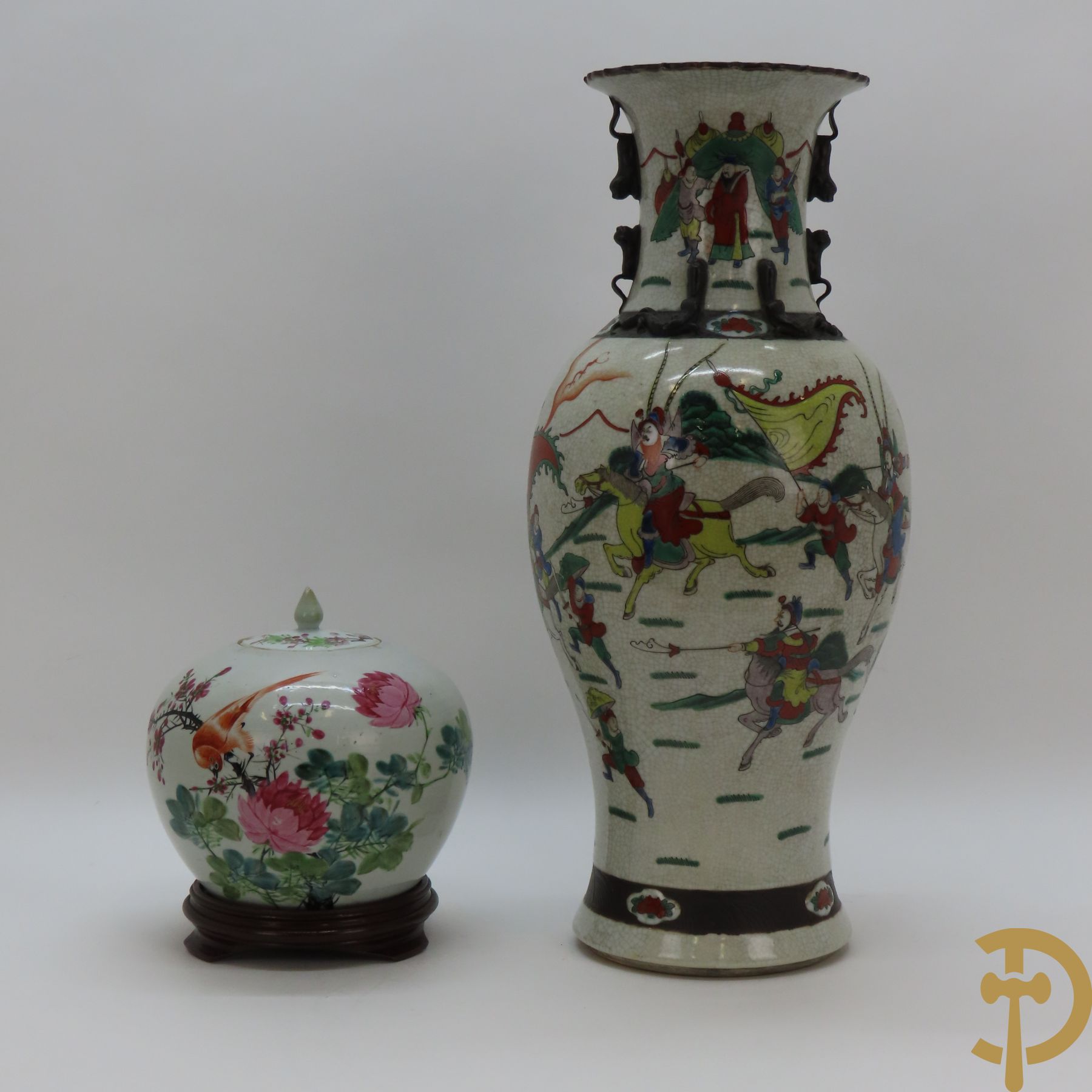 Chinese porseleinen dekselpotiche met vogel- en bloemendecor + Nankin vaas met krijgerdecor