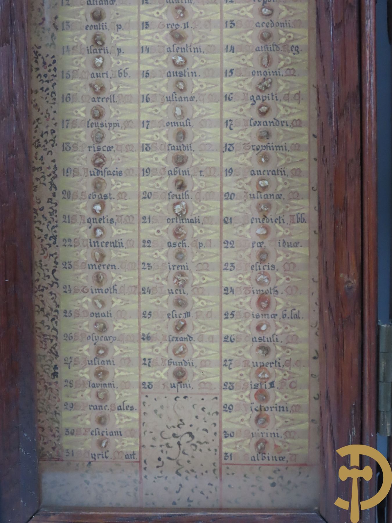 Relikwie met 12 maanden van het jaar en elke dag een relikwie van de verschillende heiligen gevat in eikenhouten triptiek bovenaan versierd met ajourwerk en vooraan met lakzegels
