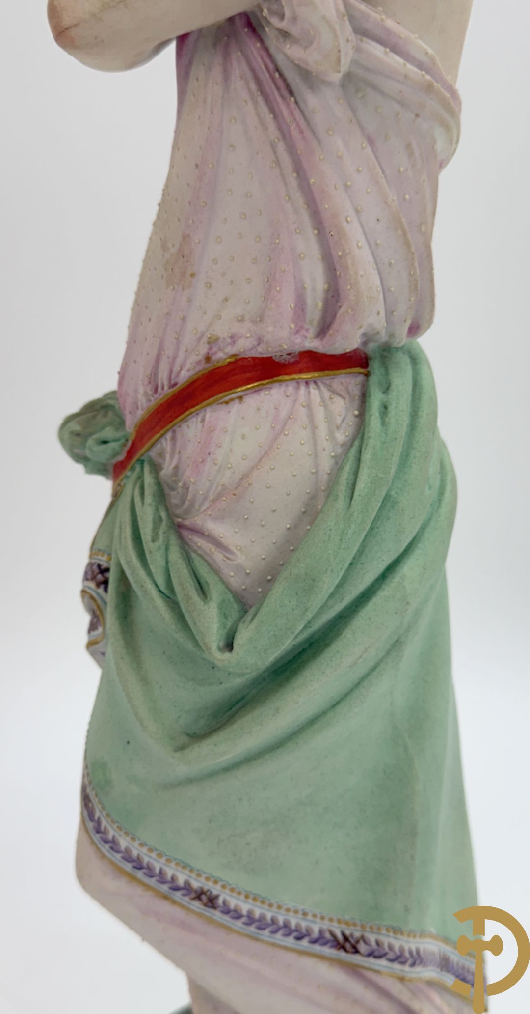 Paar Franse biscuits van elegante dame met hond en dame met bloemen op schouder