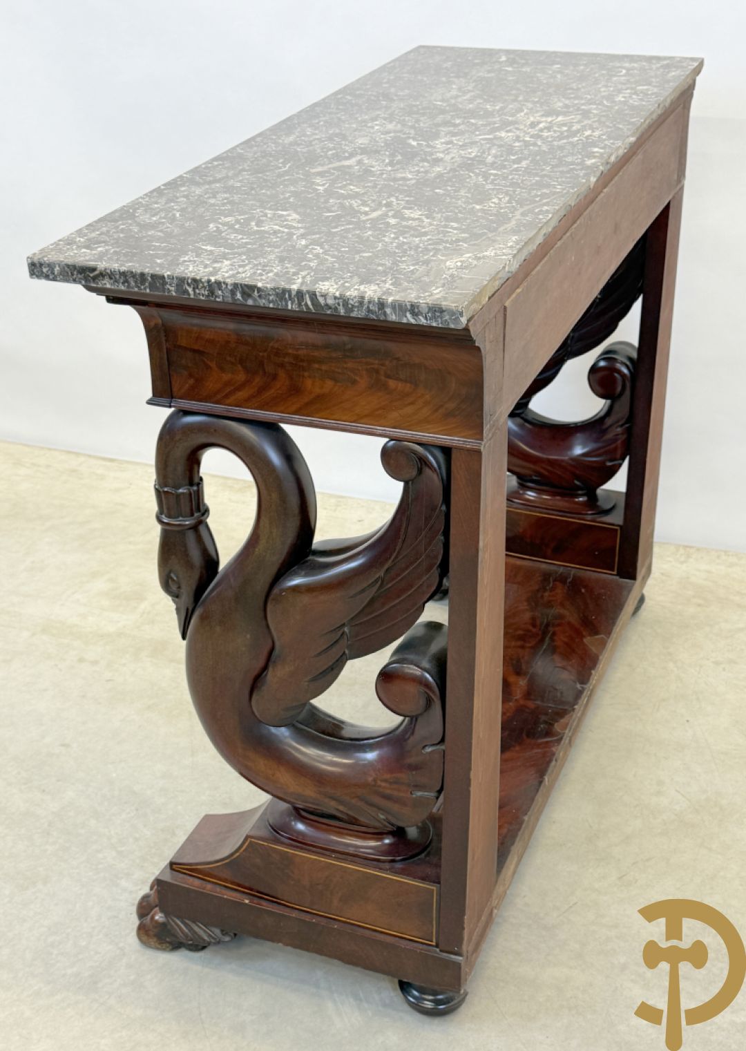 Mahoniehouten console met lade, voluutvormige zwanehalzen en marmeren blad
