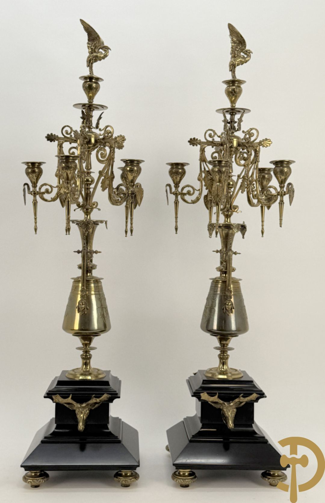 Zwart marmeren garnituur Napoleon III bestaande uit paar bronzen vuurrvergulde vijfarmige kandelaars bezet met vogels op zwarte marmeren basis met hertenkoppen + zwart marmeren middenstuk met klok bezet met hertenkoppen (zonder beeld)