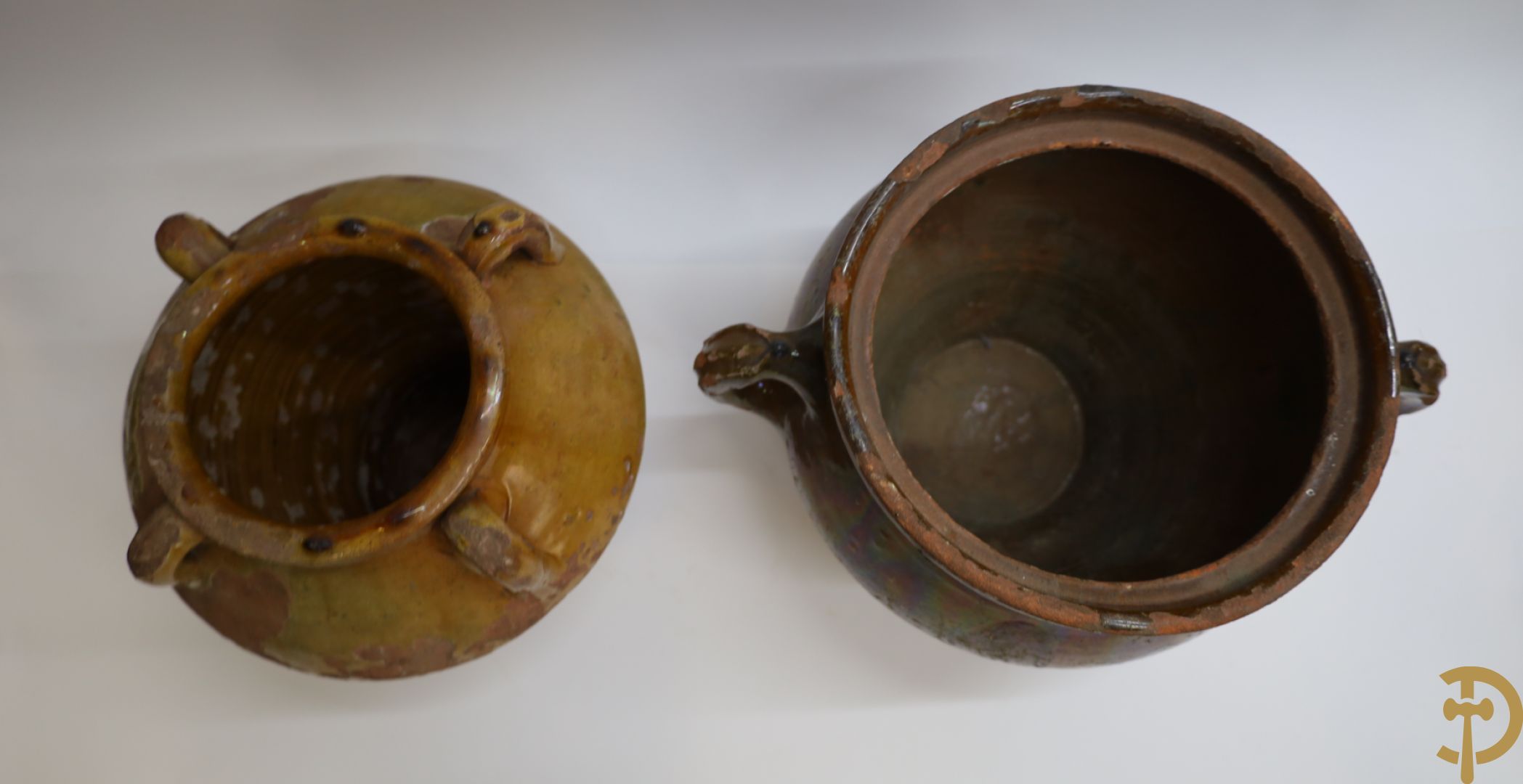 Twee aardewerken  kannen met 2 oren, schenkkom met 2 oren, pot met 4 oren, schenkkan, kan met 2 oren en teut en voorraadfles
