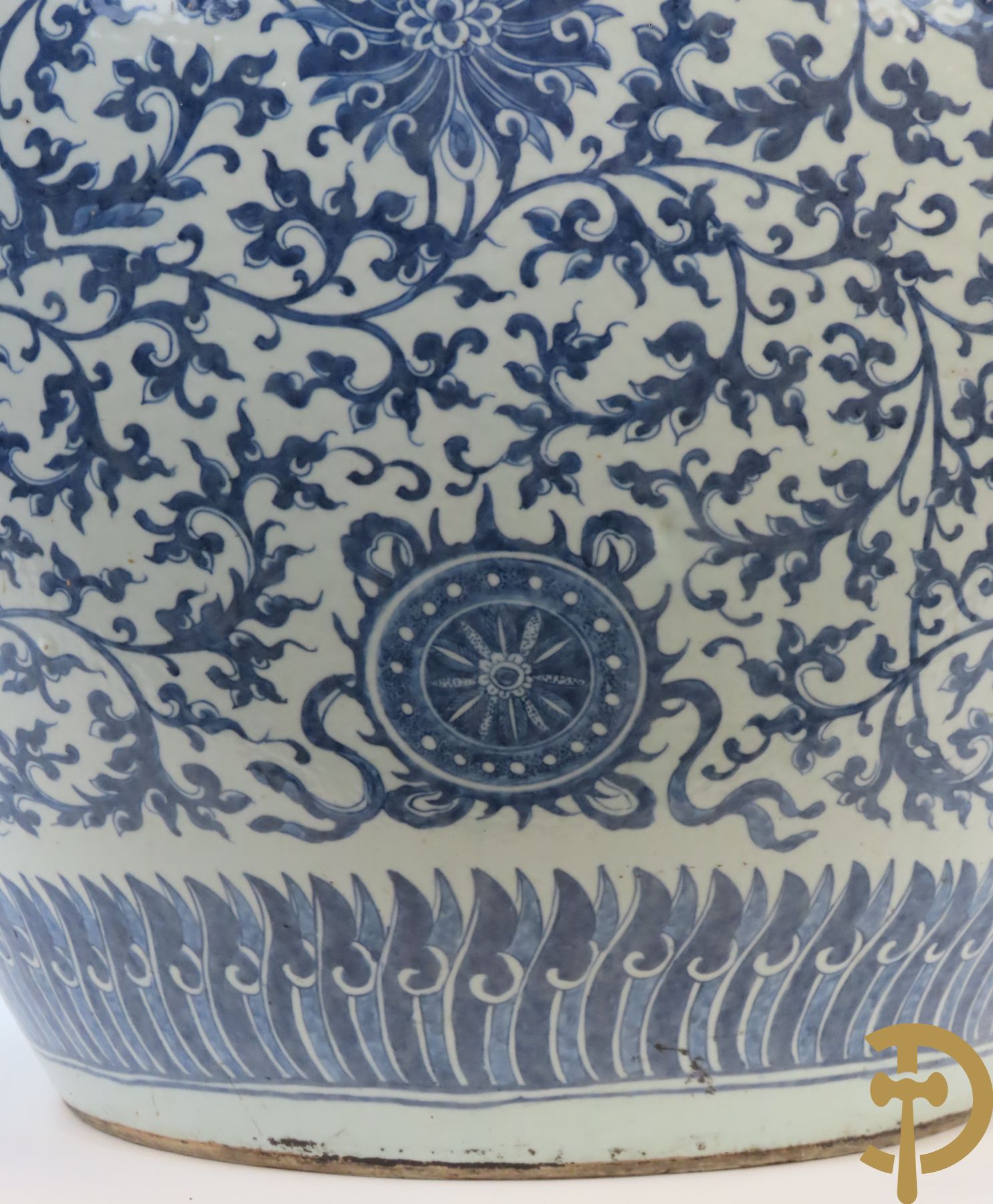 Chinese porseleinen blauw - witte viskom of grote cachepot met lotusslingers, Qian Long 19e