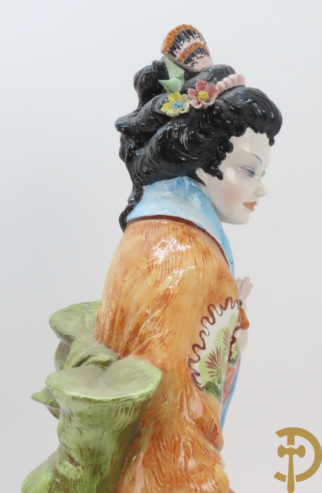 Twee Italiaanse beelden van oosterse dame met bloemen, getekend achteraan Polouioto en oosterse man met snaarinstrument in meerkleurige faience