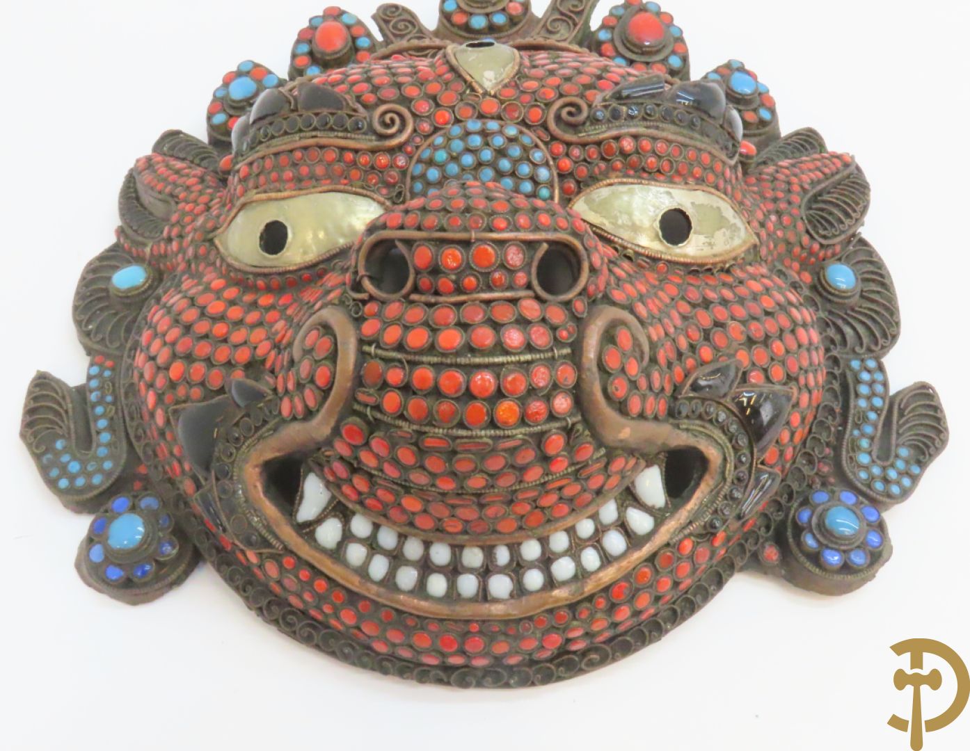 Paar Aziatische koperen maskers met cloisoné techniek