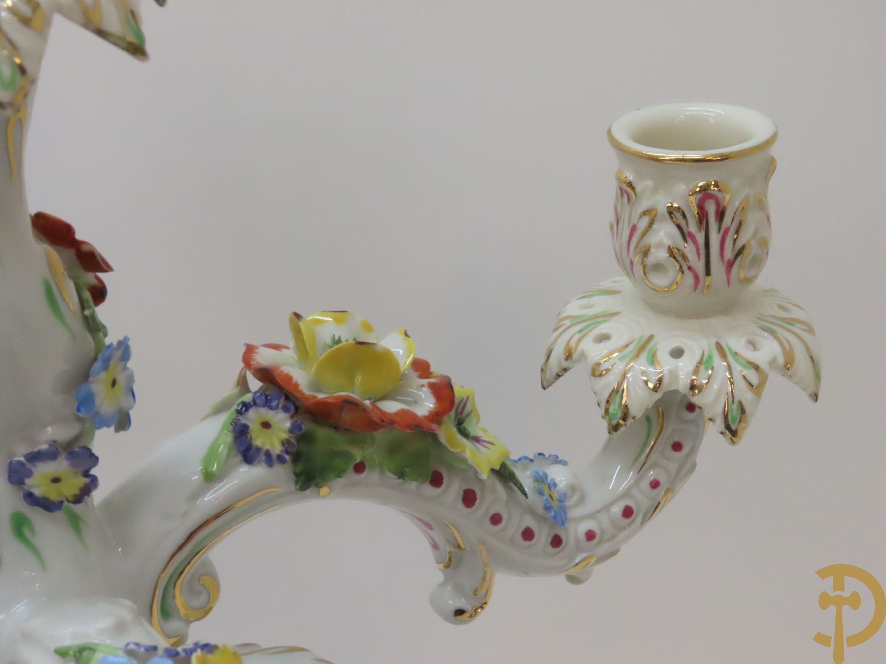 Twee porseleinen vijfarmige kandelaars met cupido