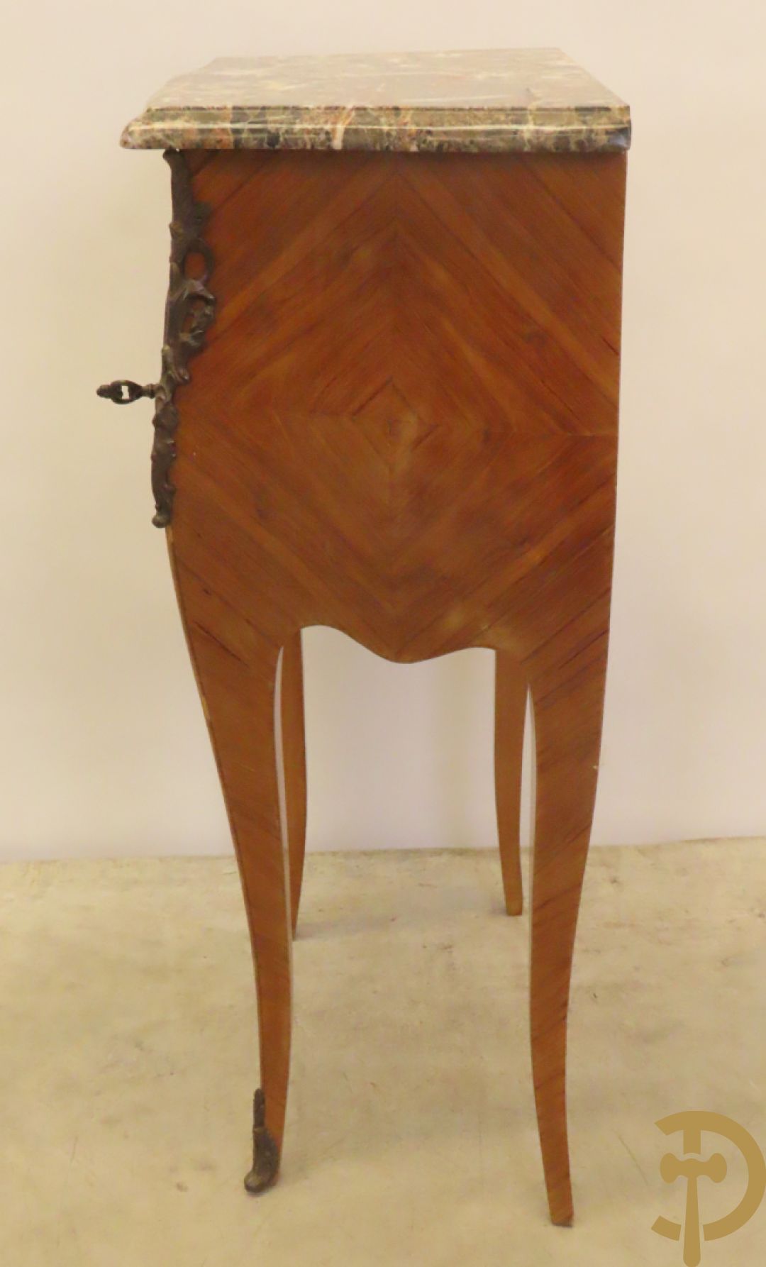 Kleine bijzetkast met 2 lades en bezet met bronzen ornamenten en marmeren blad