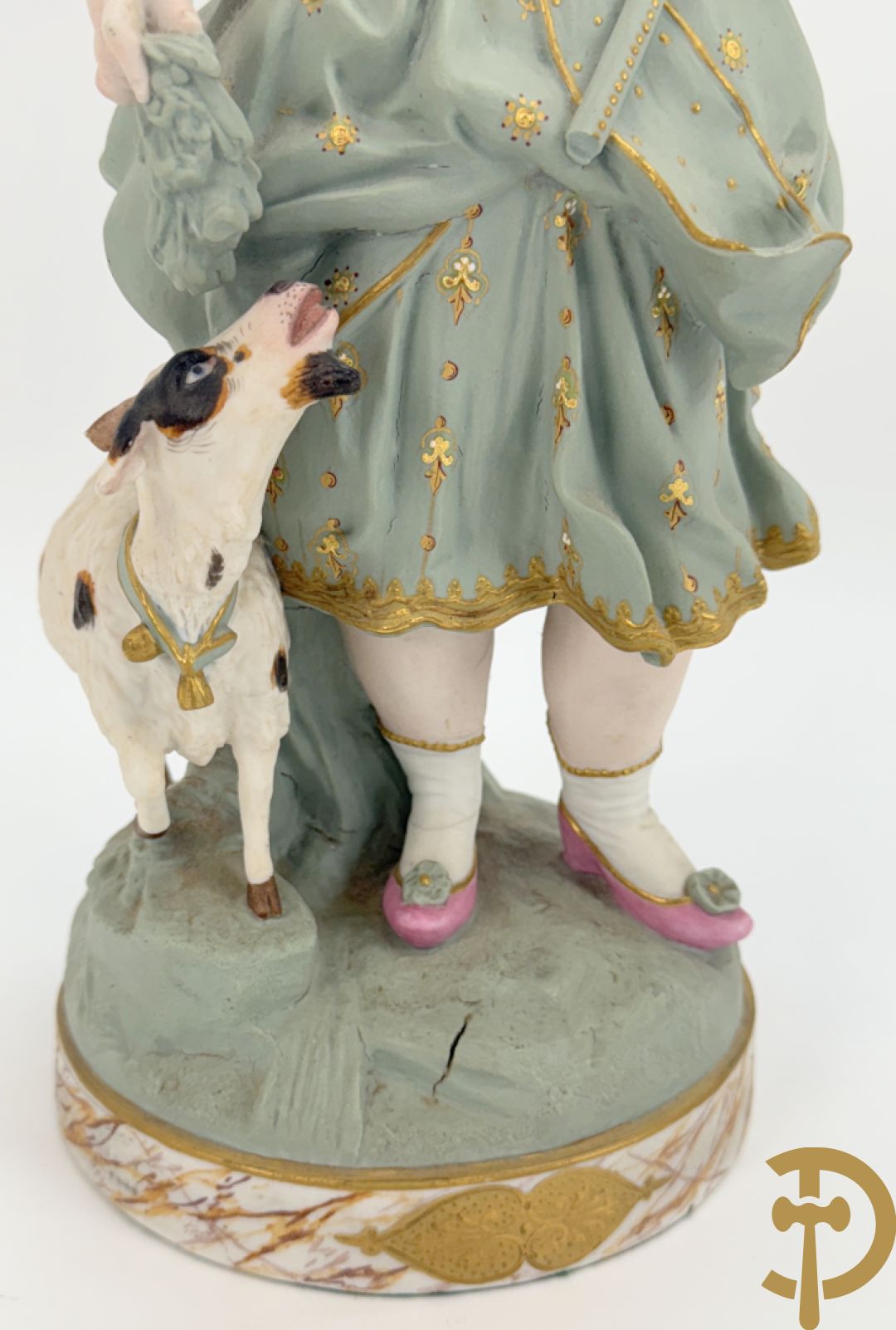 Paar grote Franse gekleurde biscuits van meisje en 
 jongen met schaap en geit