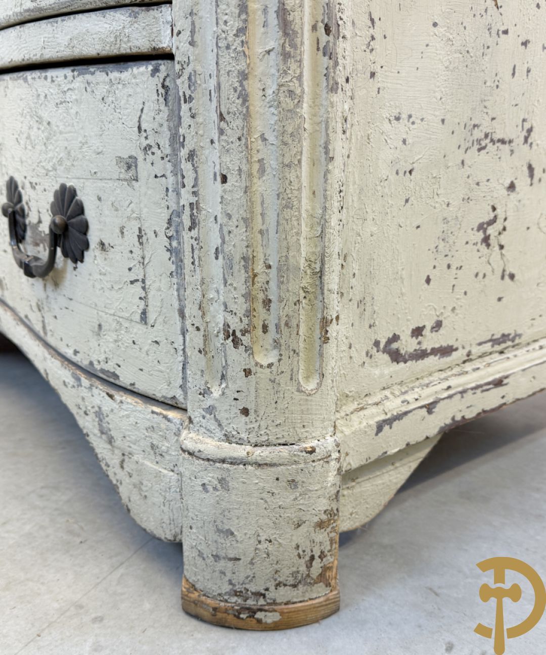 Gepatineerde 3 laden commode met bronzen trekkers en sleutelplaten