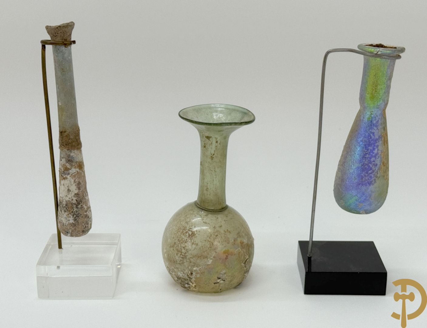 Drie antieke Romeinse glazen flesjes