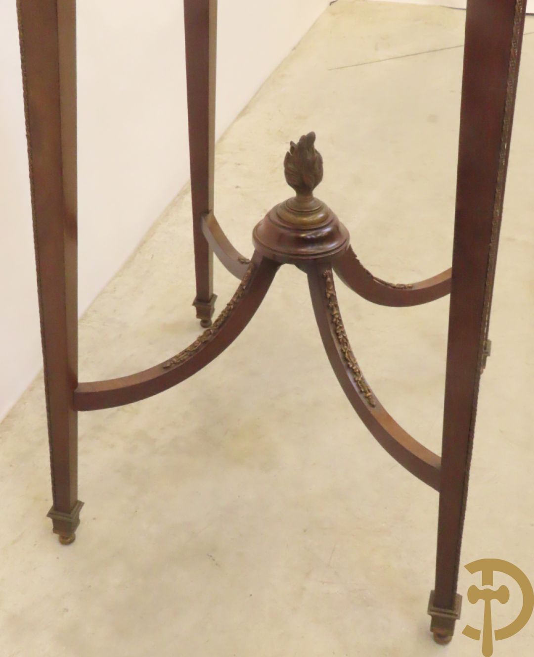 Notelaren staander bezet met bronsbeslag van musicerende cupido