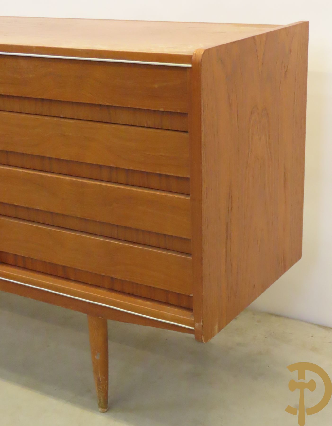 Vintage side board met 4 lades rechts en paar schuifdeuren links