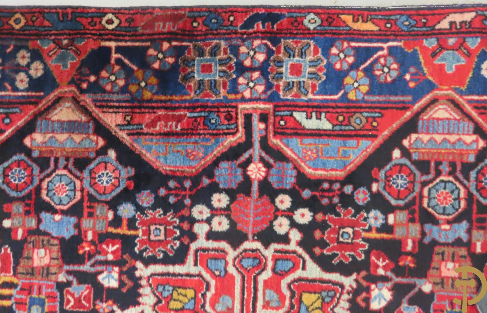 Handgeknoopt oosters tapijt met decor van bloemen in amfoor