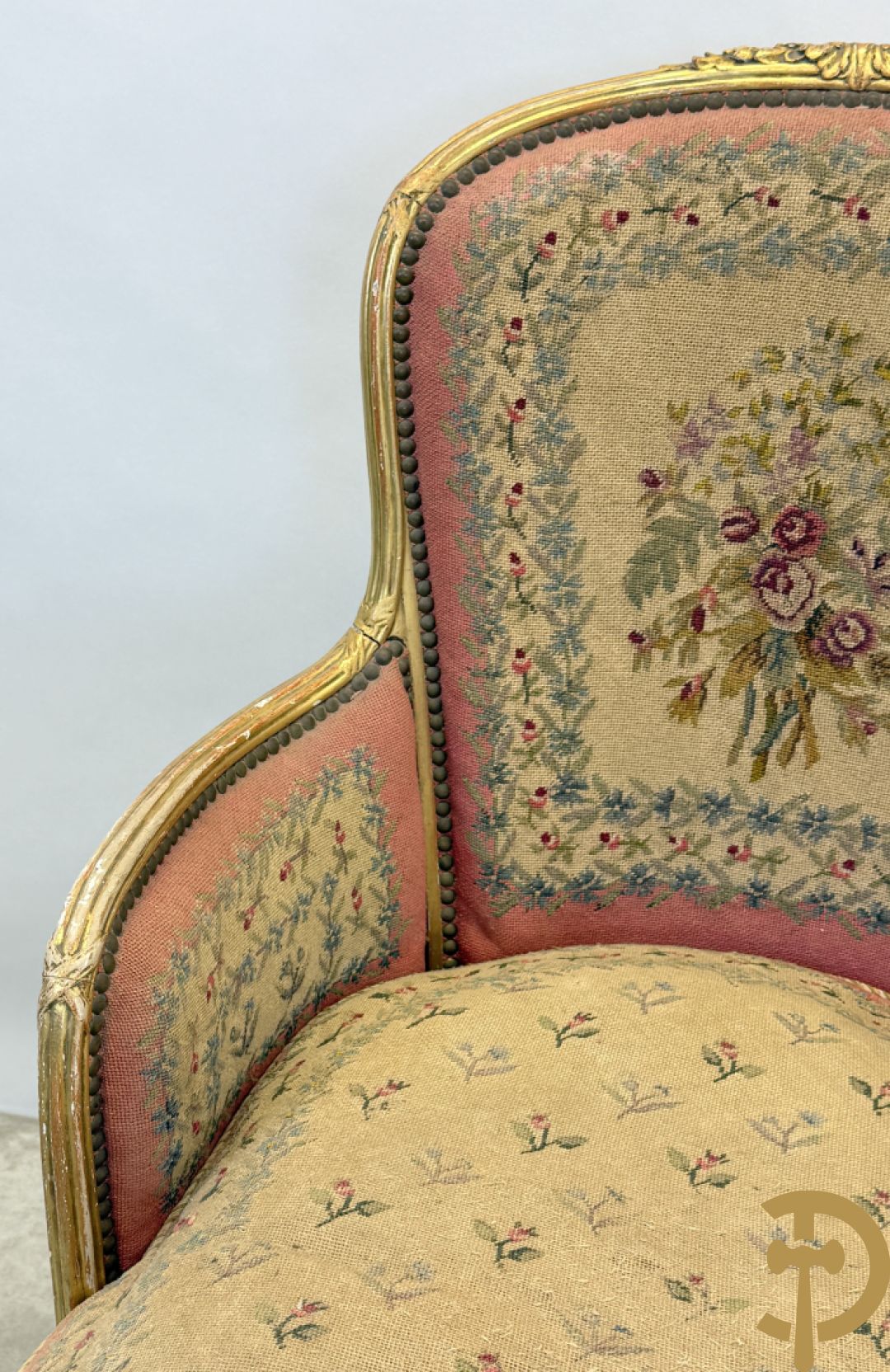 Vergulde Louis XVI chaise longue bezet met petit points met bloemendecor