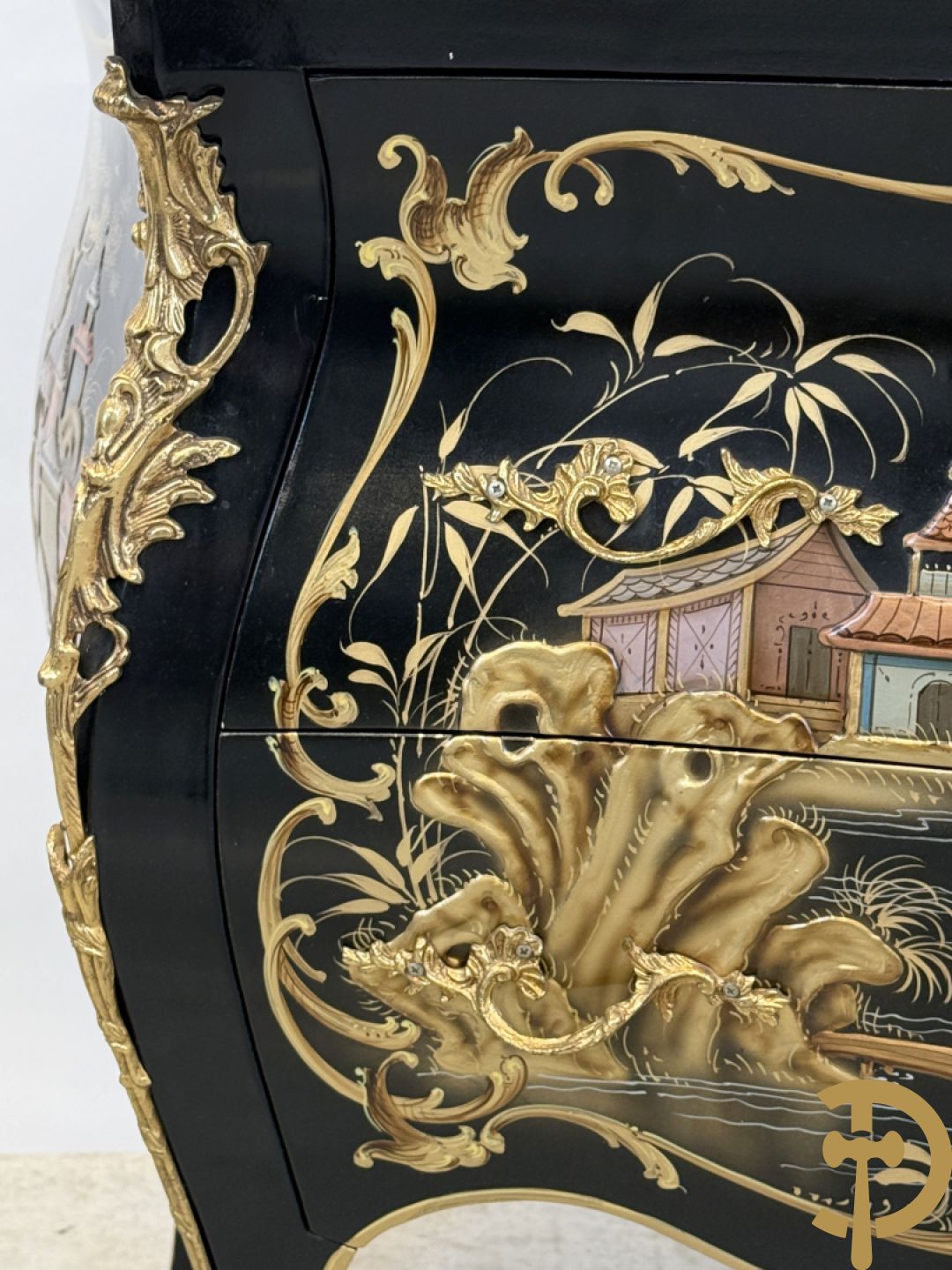 Zwartgelakte gebuikte tweeladencommode met Chinoiserie decor en marmeren blad
