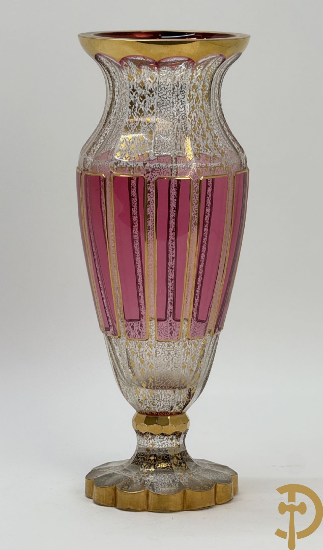 Gelobde kristallen vaas met gouddecor