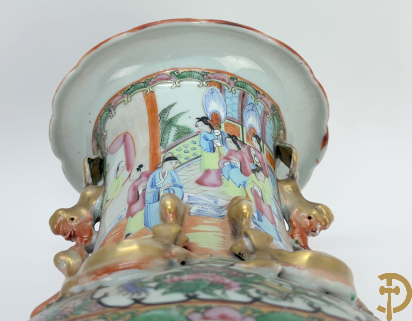 Chinese porseleinen Kanton vaas met geanimeerde taferelen