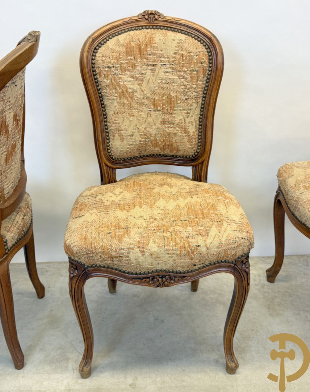 Paar Louis XV armzetels en 4 Louis XV stoelen