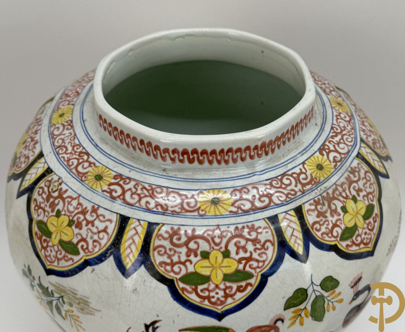 Driestel in polychrome faience met decor van vogels en bloemen bestaande uit dekselpotiche geflankeerd door 2 knobbelvazen, Boch 104/5