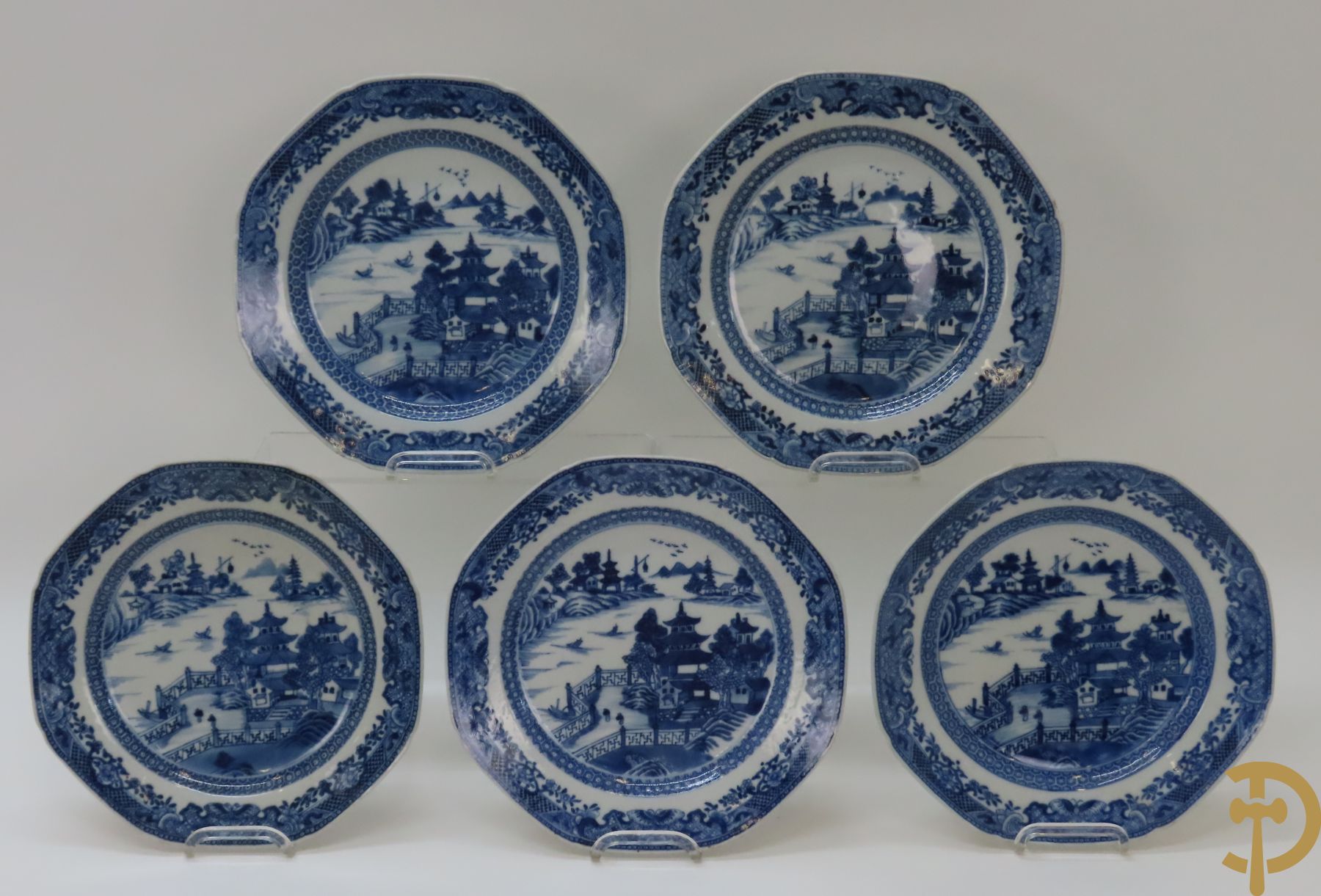 Vijf Chinese porseleinen bordjes met blauw/wit landschapsdecor met tempels