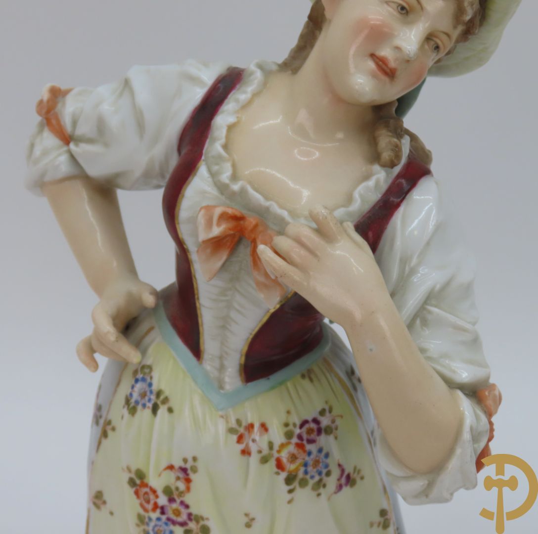 Paar meerkleurige porseleinen beelden van romantisch koppel , onderaan gemerkt