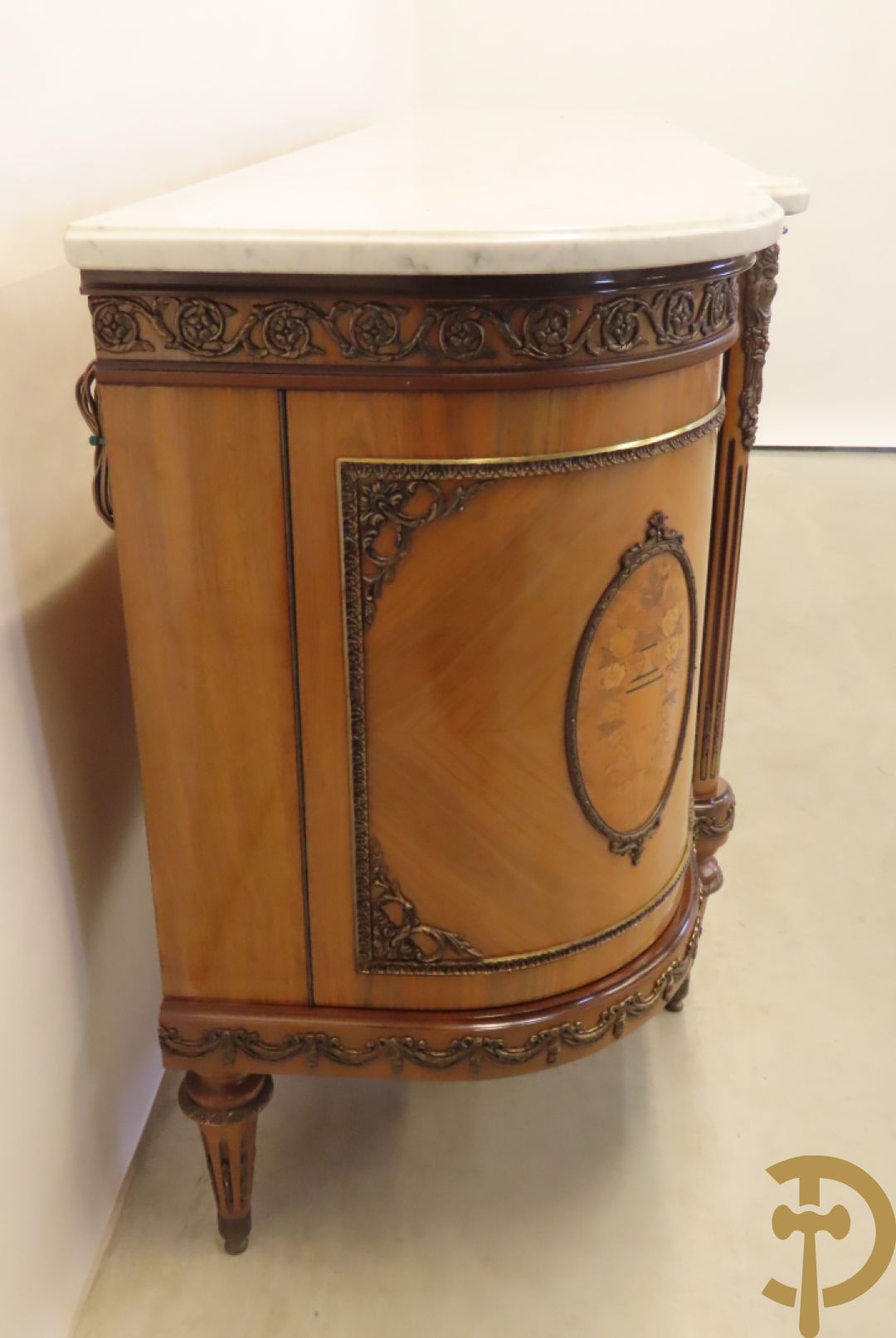 Notelaren eetkamer Louis XVI stijl bestaande uit vijfdeursdressoir met bloemenmarquetterie, bronsbeslag en wit marmeren blad, ovale uittrekbare tafel, 6 stoelen met leder bekleed en gegalbeerde vitrine met geslepen ruitjes