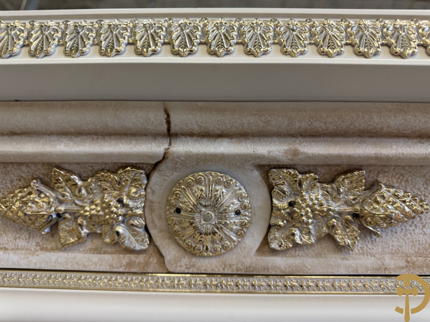 Uitzonderlijke eetkamer bestaande uit dressoir met 4 deuren en 2 lades op voluutvormig onderstel met rocailles opzij en boven met spiegel + bijhorende vitrine + console + spiegel + tafel op voluutvormig onderstel + 6 bijhorende armzetels met koperen frame - uniek ontwerp door de firma Vidal Grau Spaanse makelij, begin jaren 