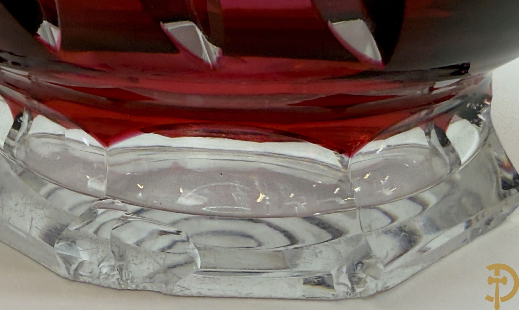 Gekleurde bolvormige kristallen handgeslepen Val-Saint-Lambert vaas, gemerkt 1197 + groene krsitallen Val-Saint-Lambert vaas + rode geslepen Val-Saint-Lambert vaas