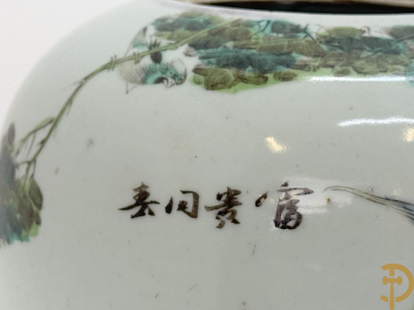 Drie Chinese porseleinen dekselpotiches met vogel- en bloemendecor