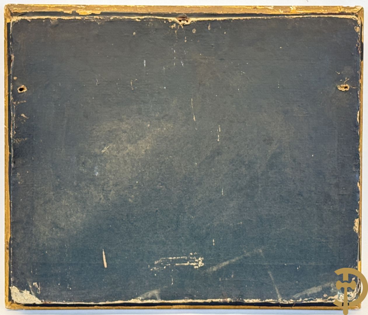 Kader met twee porseleinen plakkettes en 3 munten van Oudiné Eugène André