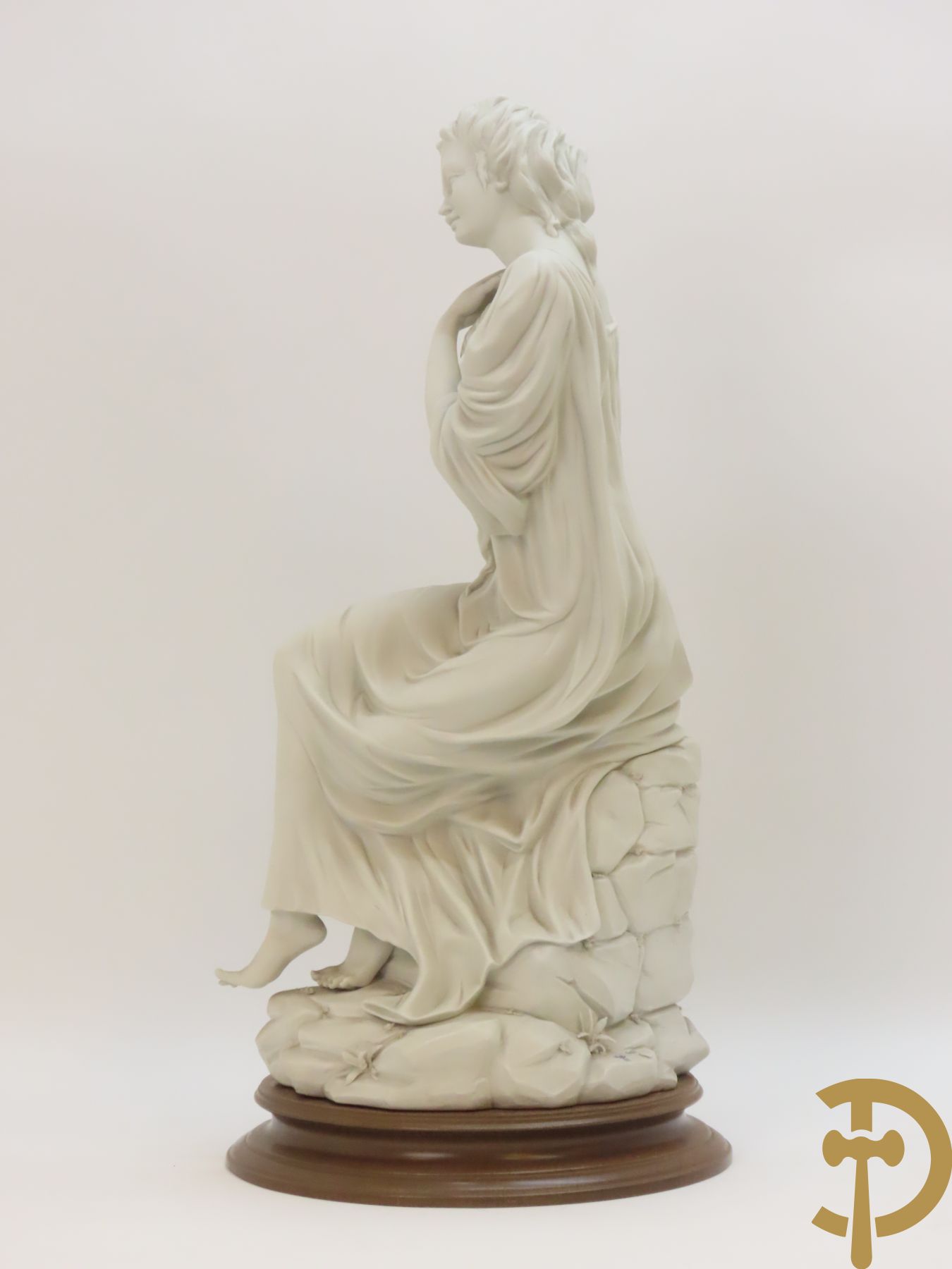 Drie beelden in Capo di Monte porselein : dame met lang haar, jongeman met vis en koppel op bank