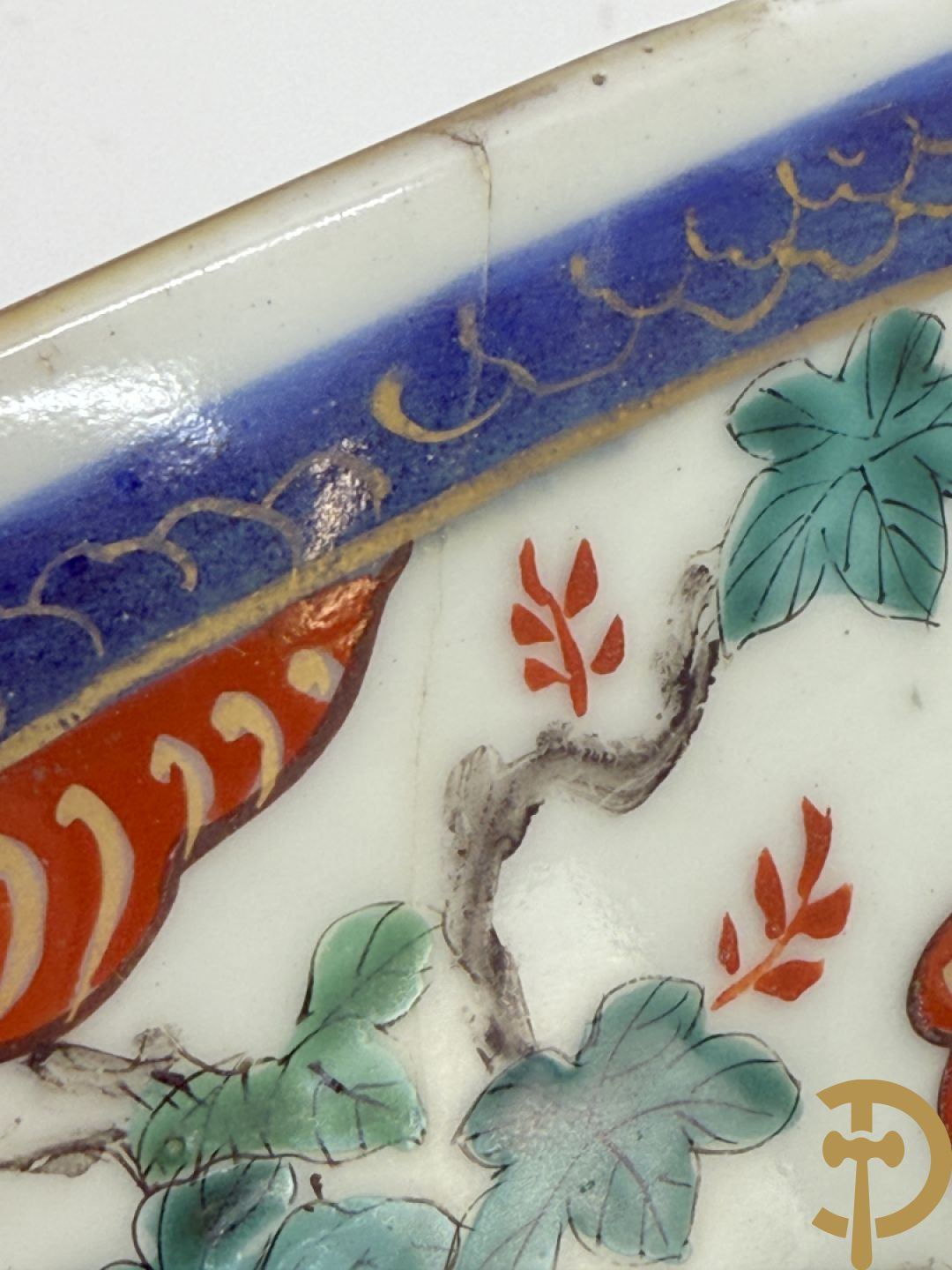 Japanse porseleinen Imari coupe met drakendecor omgeven door personages