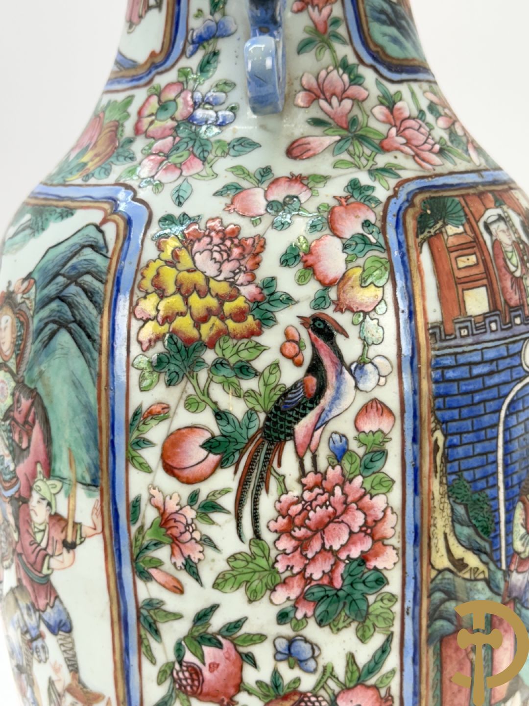 Chinese porseleinen vaas met geanimeerd krijgerdecor en vogeltaferelen