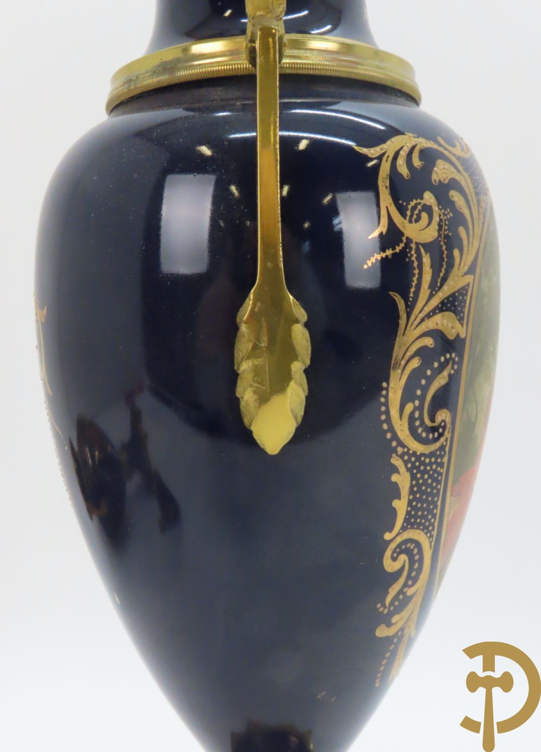 Paar kobaltblauwe dekselpotiches, Sèvres stijl