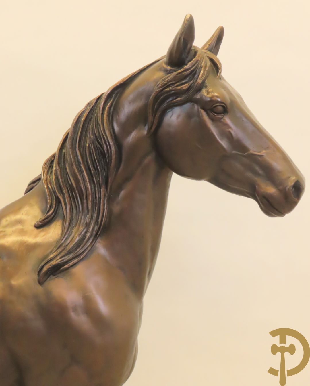 Staand paard in gebronzeerd polyester