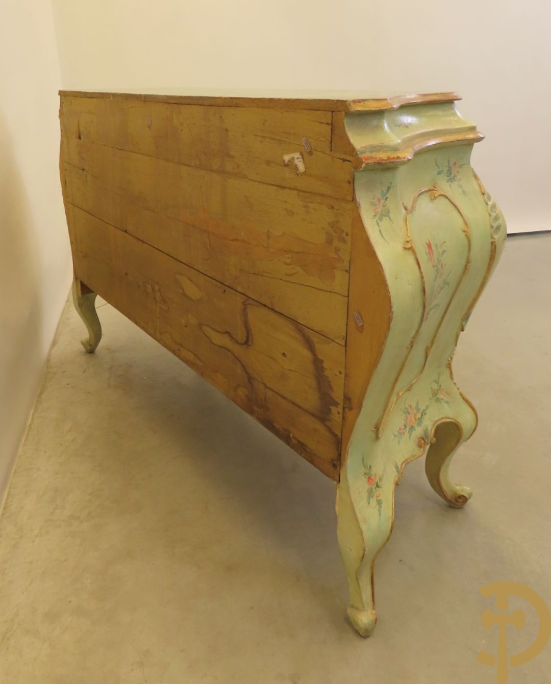 Gegalbeerde tweeladencommode op voluutvormige poten met verguld en beschilderd bloemendecor