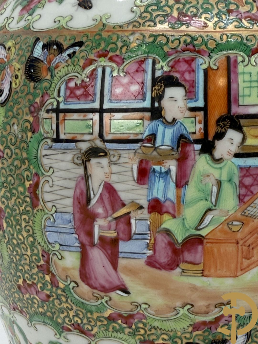 Chinese porseleinen Kantonvaas met geanimeerde taferelen, bloemen, vogel en vlinderdecor