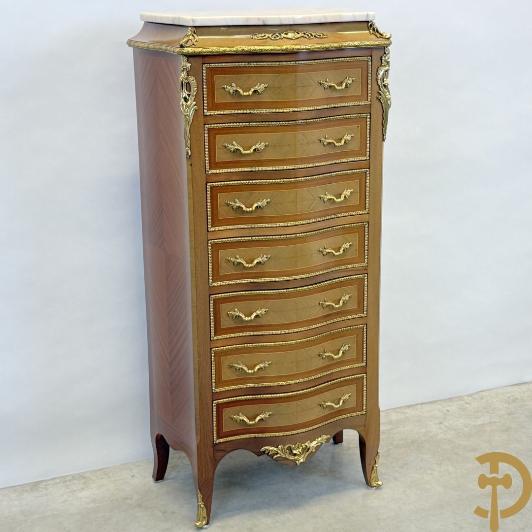 Notelaren zevenladenkast met bronsbeslag op voluutvormige poten - bovenaan marmeren blad