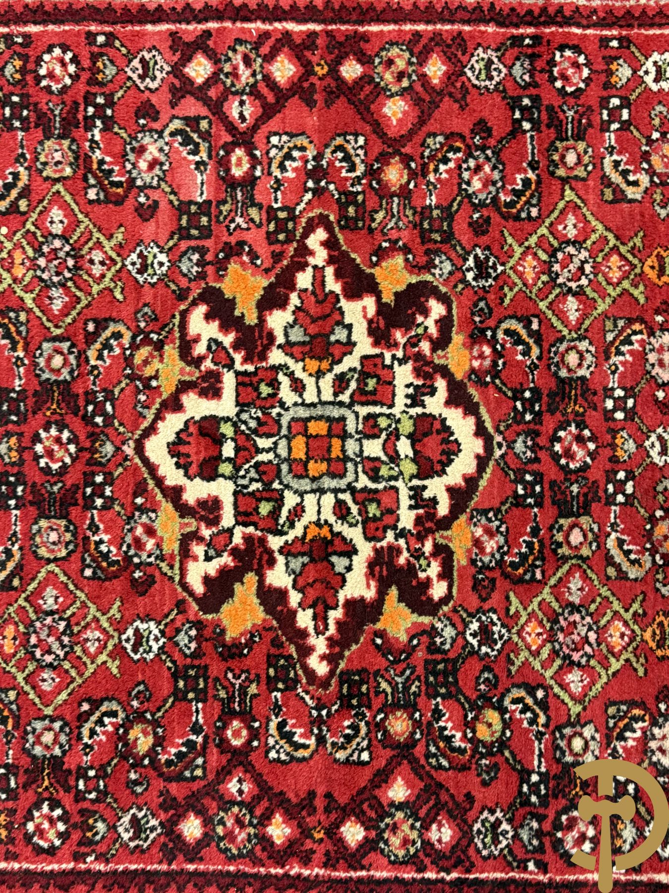 Drie oosterse handgeknoopte tapijten met bloemen- en vazendecor