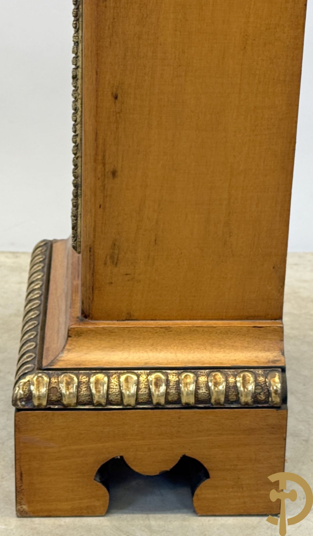 Italiaanse notelaren kartel met marqueterie en bronsbeslag, bovenaan bekroond met cupido - met bihhorende gemarqueteerde console met inleg van koper en schildpadimitatie, decor van amfoor en bronzen medusahoofd