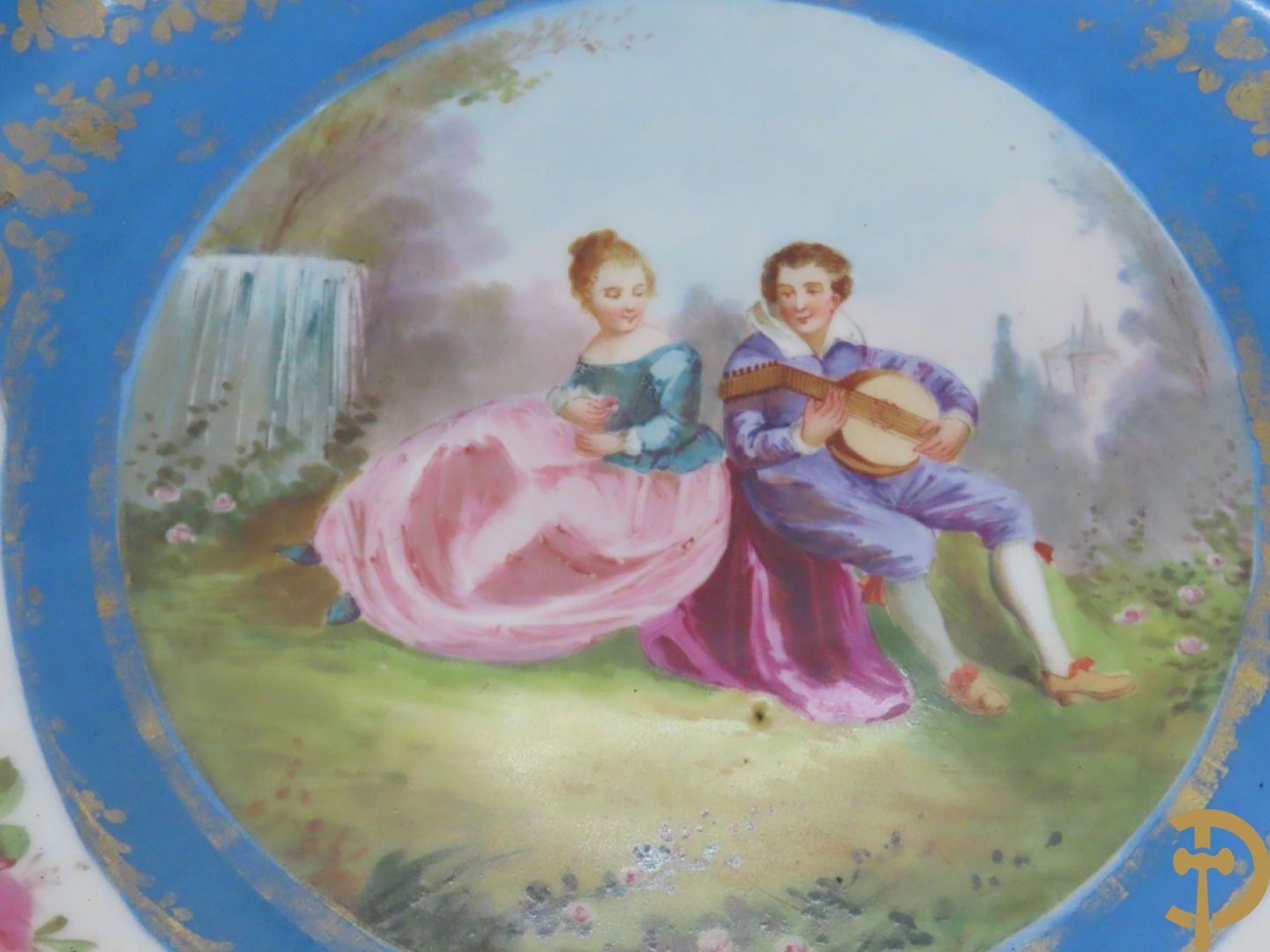 Porseleinen Sèvres schotel met handbeschilderd romantisch tafereel van lieflijk koppel gevat in bronzen houder - bezet met dameshoofden en accanthusranken, onderaan gemerkt Sèvres