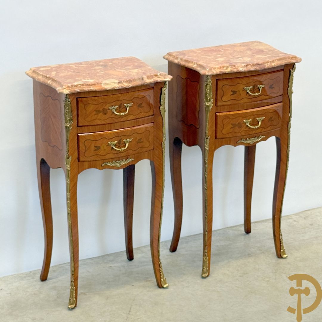 Paar notelaren Louis XV bijzetkastjes op hoge poten met 2 lades, bezet met bronzen ormamenten en marmeren blad
