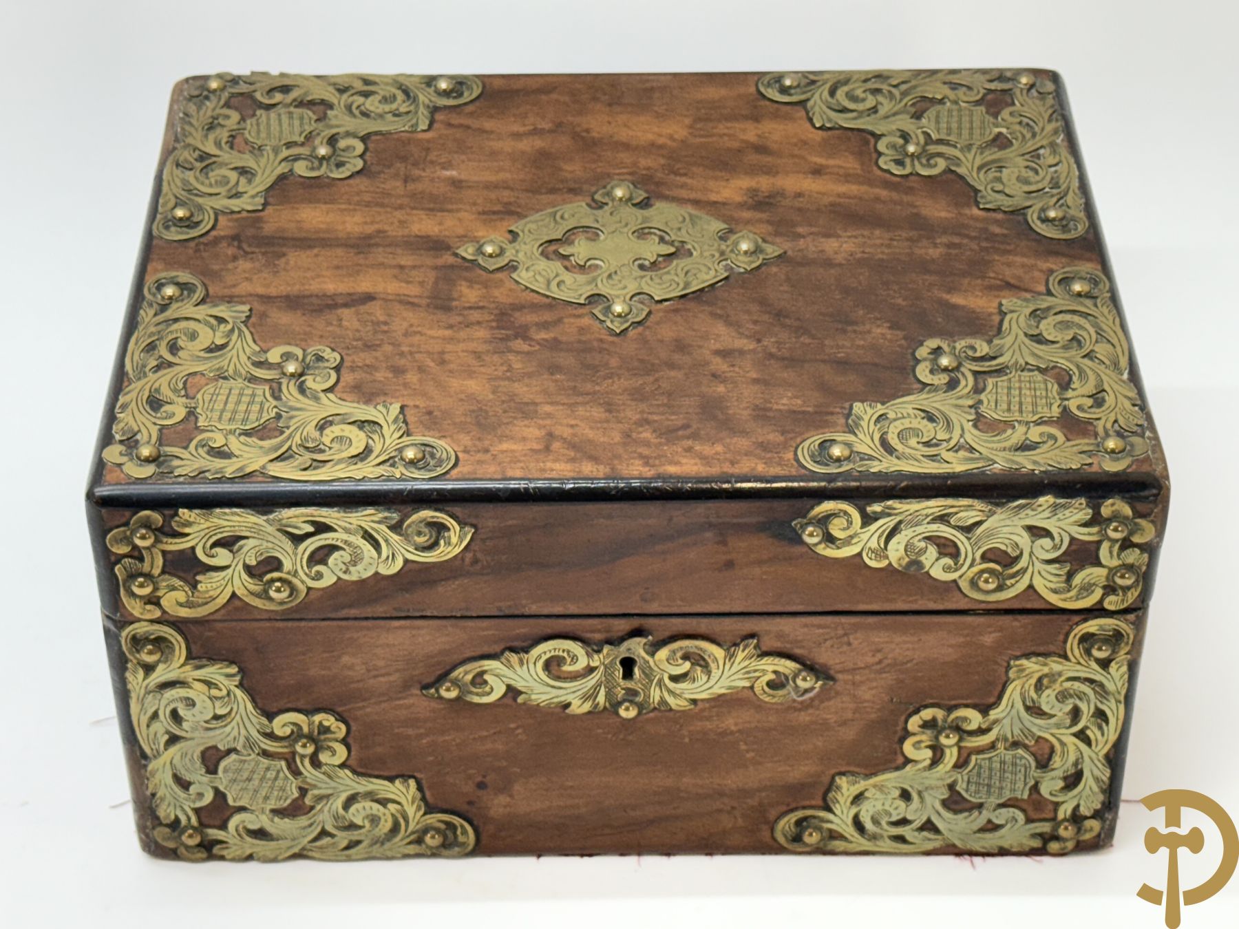 Notelaren box met bronzen ornamenten bezet + verzilverde opschikspiegel en borstelset met rocailles