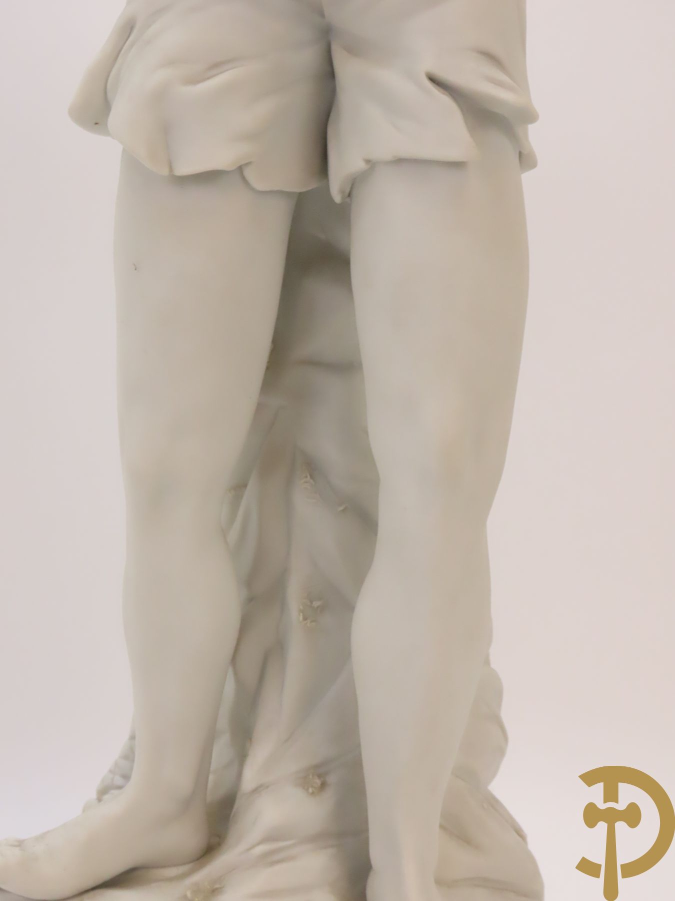 Drie beelden in Capo di Monte porselein : dame met lang haar, jongeman met vis en koppel op bank