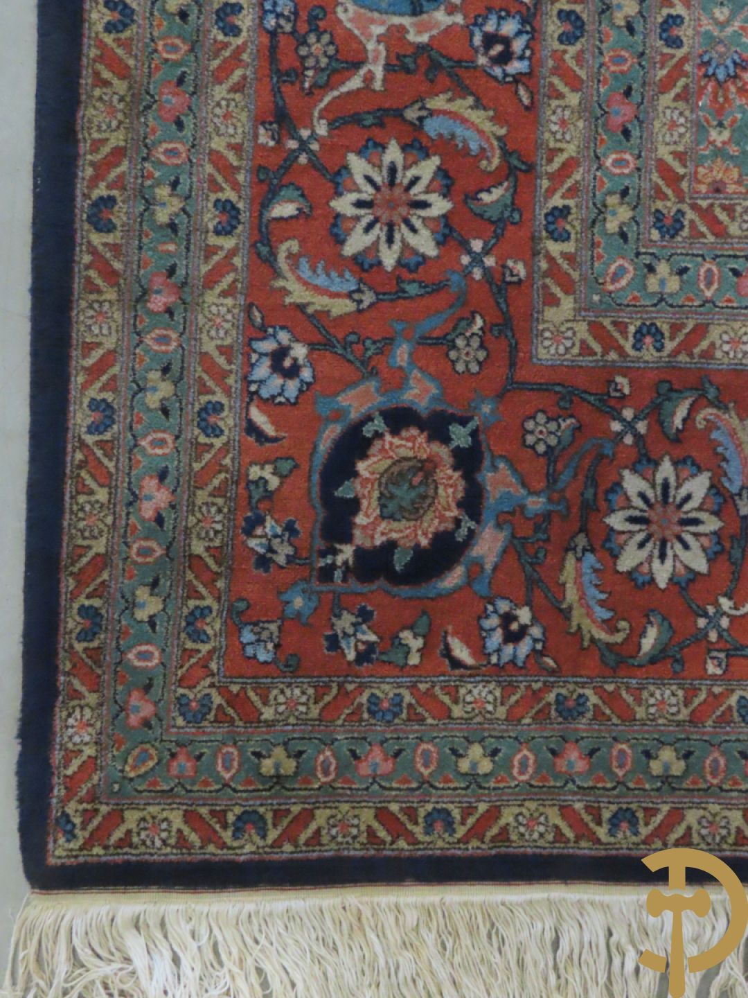 Oosters handgeknoopt tapijt met centraal decor op blauwe fond met bloemenmotieven