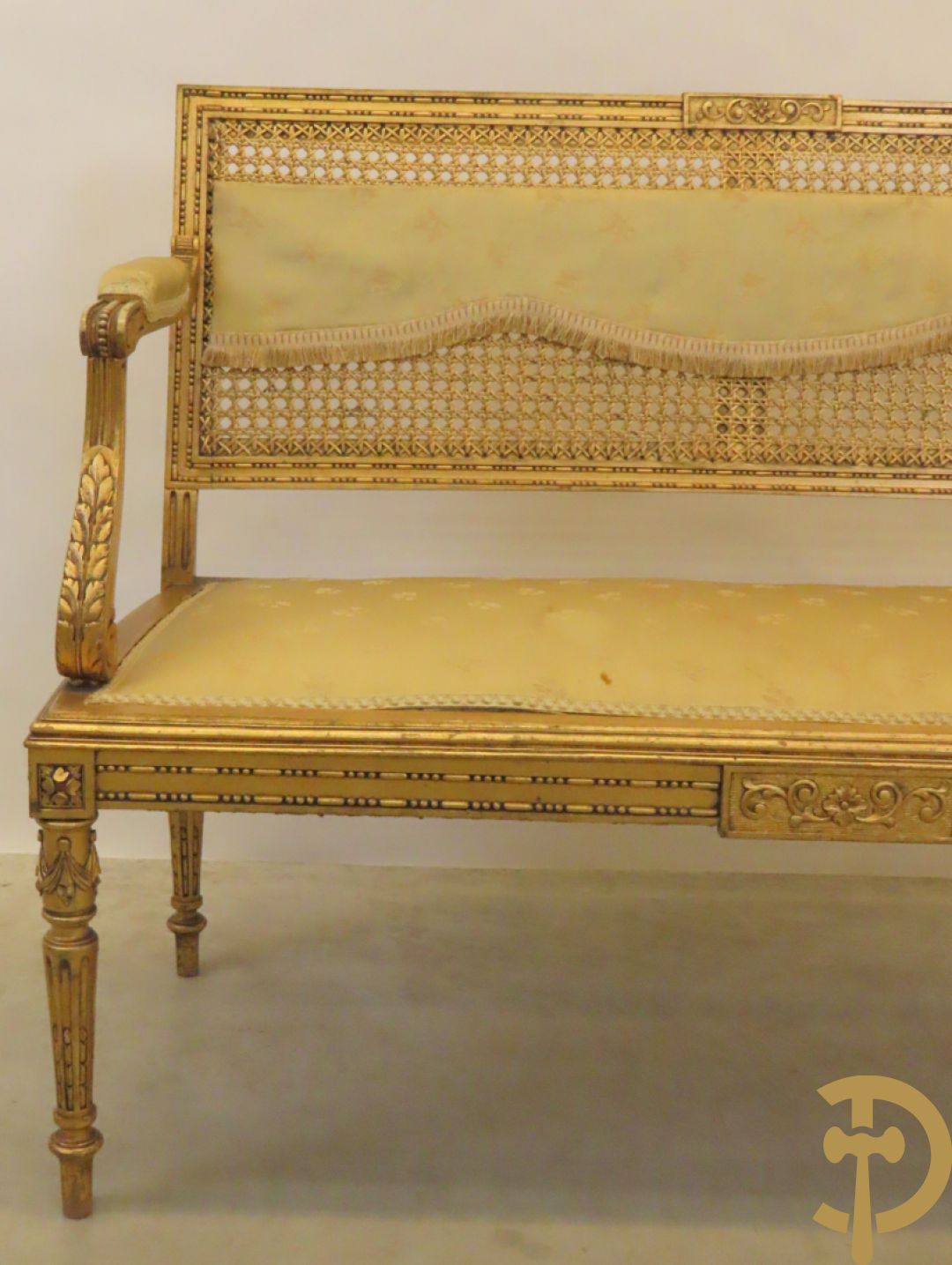 Vergulde tweepersoons canapé met accanthusranken en canage in de rug