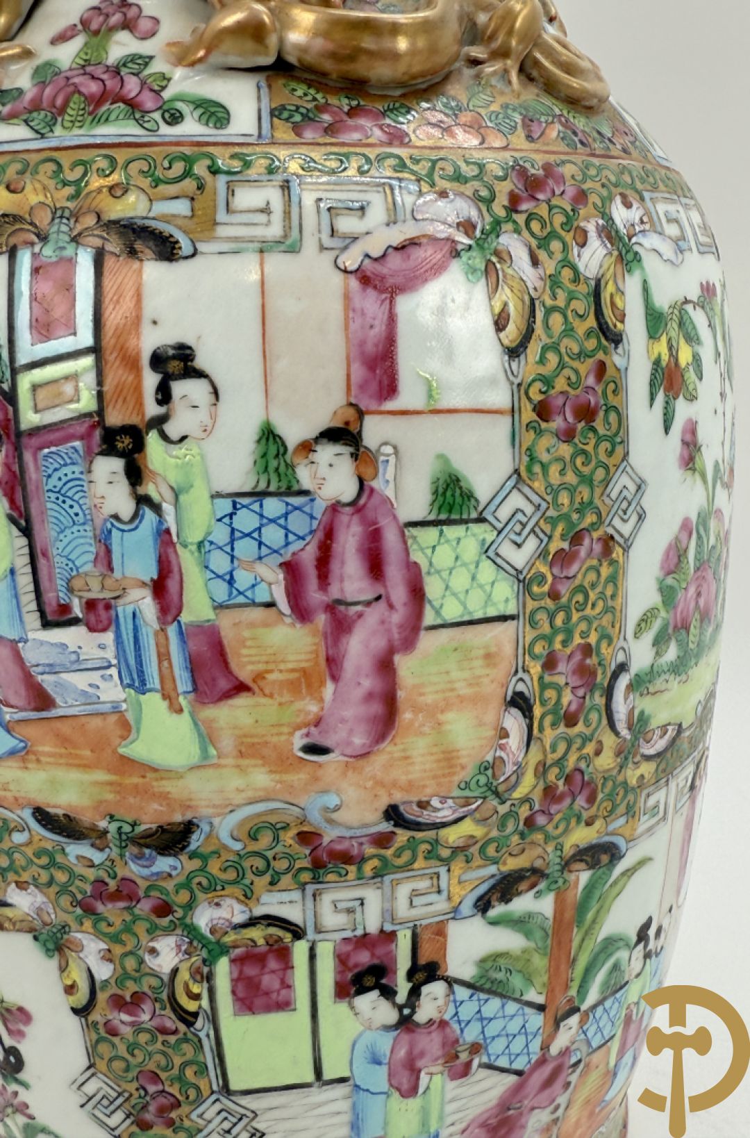 Chinese porseleinen Kanton vaas met geanimeerde taferelen en natuurdecor